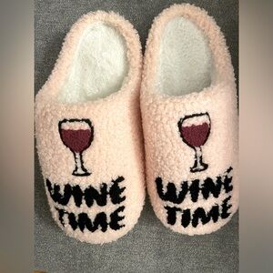 🍷🍷Pink Fuzzy Warm Slippers “Wine Time” Size Sm/Med
